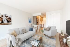 Studio/ Hells Kitchen/ Short distance to express trains
