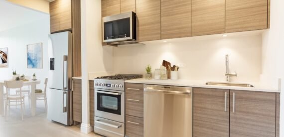 Studio/ Hells Kitchen/ Short distance to express trains