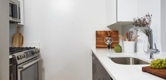 Long Island City/ Massive One bed/ building features a pool