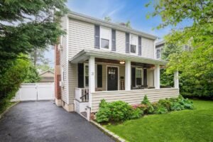 Single Family House in Glen Cove, NY
