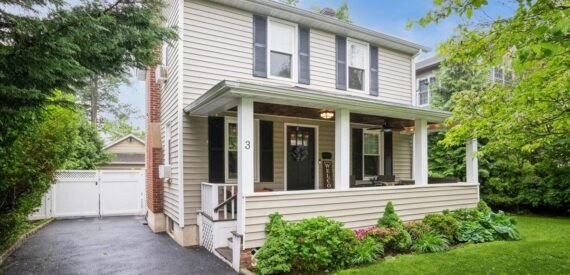Single Family House in Glen Cove, NY
