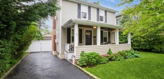 Single Family House in Glen Cove, NY