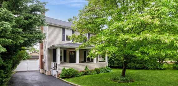 Single Family House in Glen Cove, NY