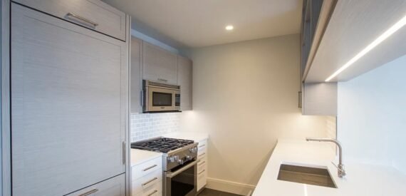 NO FEE! 51st Floor 1BR unit facing East in Full Amenity Building!