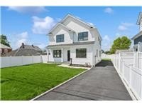 Single Family House in Glen Cove, NY
