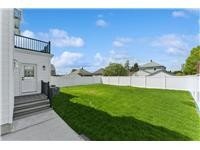 Single Family House in Glen Cove, NY