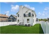 Single Family House in Glen Cove, NY