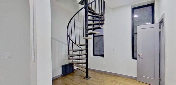 NEW GUT RENO – 6BR/3BA – DUPLEX – W&#038;D