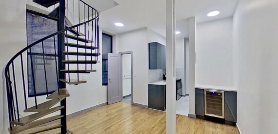 NEW GUT RENO – 6BR/3BA – DUPLEX – W&#038;D