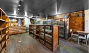 Retail*Storefront*Outdoor Patio*Can Vent*ready*lots of Traffic E 9th (East Village)