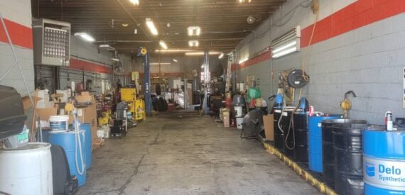 Warehouse*Developement*Investment Property*Parking*Can Deliver Vacant (Scholes St, Williamsburg, Brooklyn)