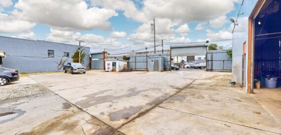 Huge fenced lot with office &amp; warehouse near I-95 &amp; subway (Wakefield)