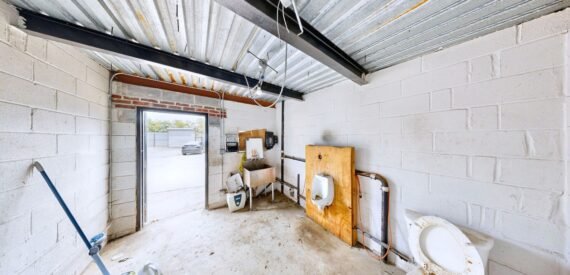 Huge fenced lot with office &amp; warehouse near I-95 &amp; subway (Wakefield)