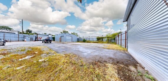 Huge fenced lot with office &amp; warehouse near I-95 &amp; subway (Wakefield)