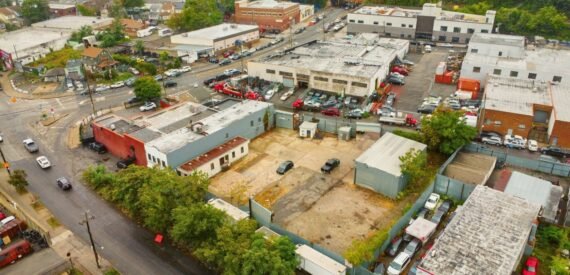 Huge fenced lot with office &amp; warehouse near I-95 &amp; subway (Wakefield)