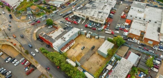 Huge fenced lot with office &amp; warehouse near I-95 &amp; subway (Wakefield)