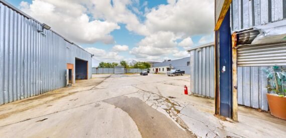Huge fenced lot with office &amp; warehouse near I-95 &amp; subway (Wakefield)