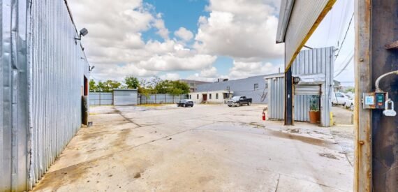 Huge fenced lot with office &amp; warehouse near I-95 &amp; subway (Wakefield)