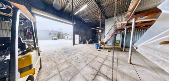 Huge fenced lot with office &amp; warehouse near I-95 &amp; subway (Wakefield)