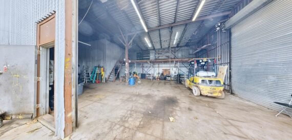 Huge fenced lot with office &amp; warehouse near I-95 &amp; subway (Wakefield)