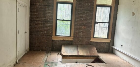 1,200 SF of Retail Space Available FOR LEASE