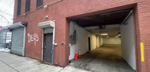 Column-Free Drive-In Space with Convenient Adjoining Access
