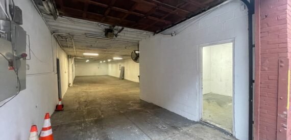 Column-Free Drive-In Space with Convenient Adjoining Access