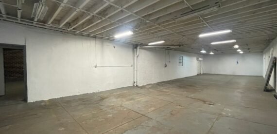 Column-Free Drive-In Space with Convenient Adjoining Access