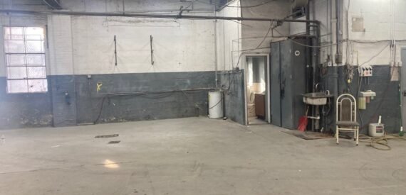 4,536 SF Building with 3,150 SF Yard FOR SALE