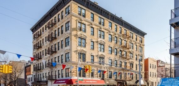 800 SF of Retail Space Available FOR LEASE