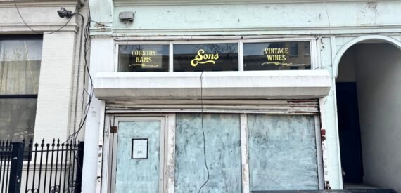 600 SF of Retail Space Available FOR LEASE