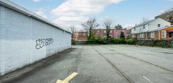 6,100 SF Vacant Office Building For LEASE/Possible Sale