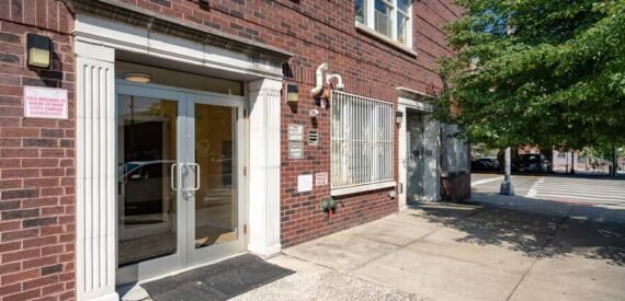 4,000 SF of Office/Retail Space Available FOR LEASE