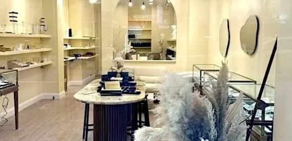 Great small UES retail! Lots of foot traffic