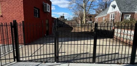 Laurelton Corner Strip