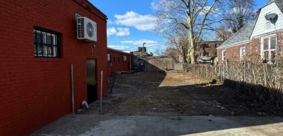 Laurelton Corner Strip