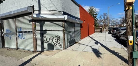 Laurelton Corner Strip