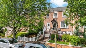 Charming 3-Bedroom Home with Spacious Backyard