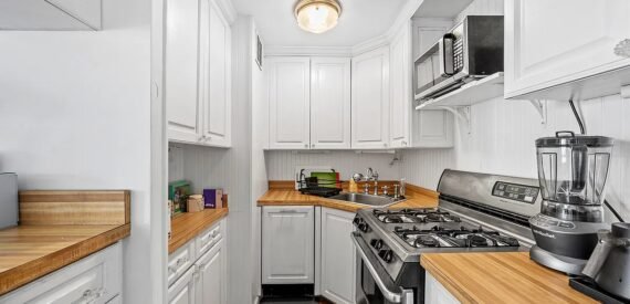 Spacious Renovated Studio in Lenox Hill with Rooftop, Doorman &amp; Prime Transit