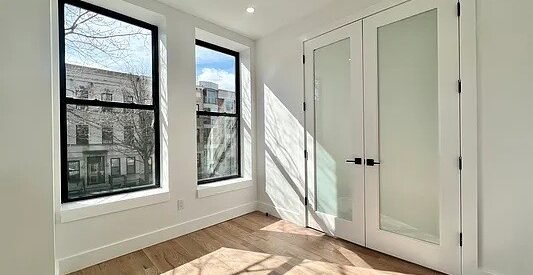 Modern Sunlit 2BR in Bushwick w/ Rooftop, Laundry &amp; Pet Friendly – 1027 Putnam Ave