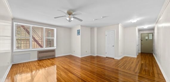 Modern Sunlit Studio in Jamaica, Queens – Prime Location &amp; Contemporary Comfort