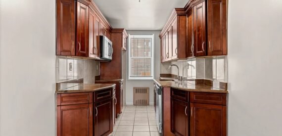Modern Sunlit Studio in Jamaica, Queens – Prime Location &amp; Contemporary Comfort