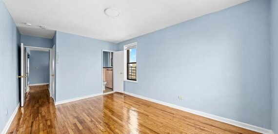 Expansive 2-Bedroom Apartment with Modern Finishes in Prime Elmhurst Location