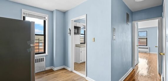 Expansive 2-Bedroom Apartment with Modern Finishes in Prime Elmhurst Location