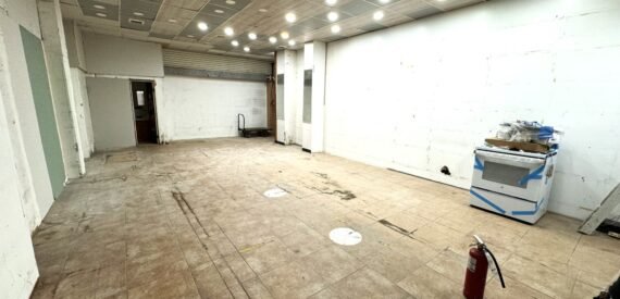 HIGH TRAFFIC CORNER STORE FRONT*GROCERY*RESTUARANT FOR LEASE