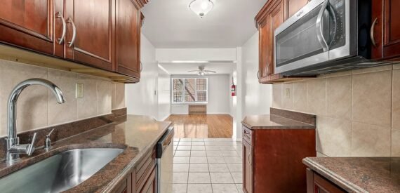 Modern Sunlit Studio in Jamaica, Queens – Prime Location &amp; Contemporary Comfort