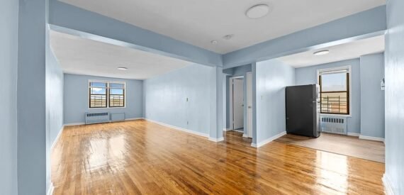 Expansive 2-Bedroom Apartment with Modern Finishes in Prime Elmhurst Location