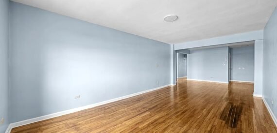 Expansive 2-Bedroom Apartment with Modern Finishes in Prime Elmhurst Location
