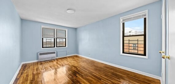Expansive 2-Bedroom Apartment with Modern Finishes in Prime Elmhurst Location