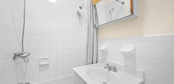 Bright South-Facing 1BR Apartment in Lenox Hill – Steps from Q Train &amp; Amenities